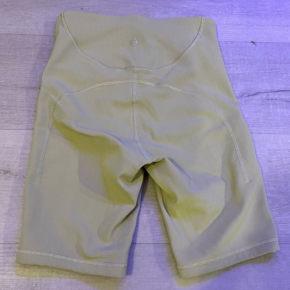 Lululemon Ribbed Contoured High-Rise Short 8"